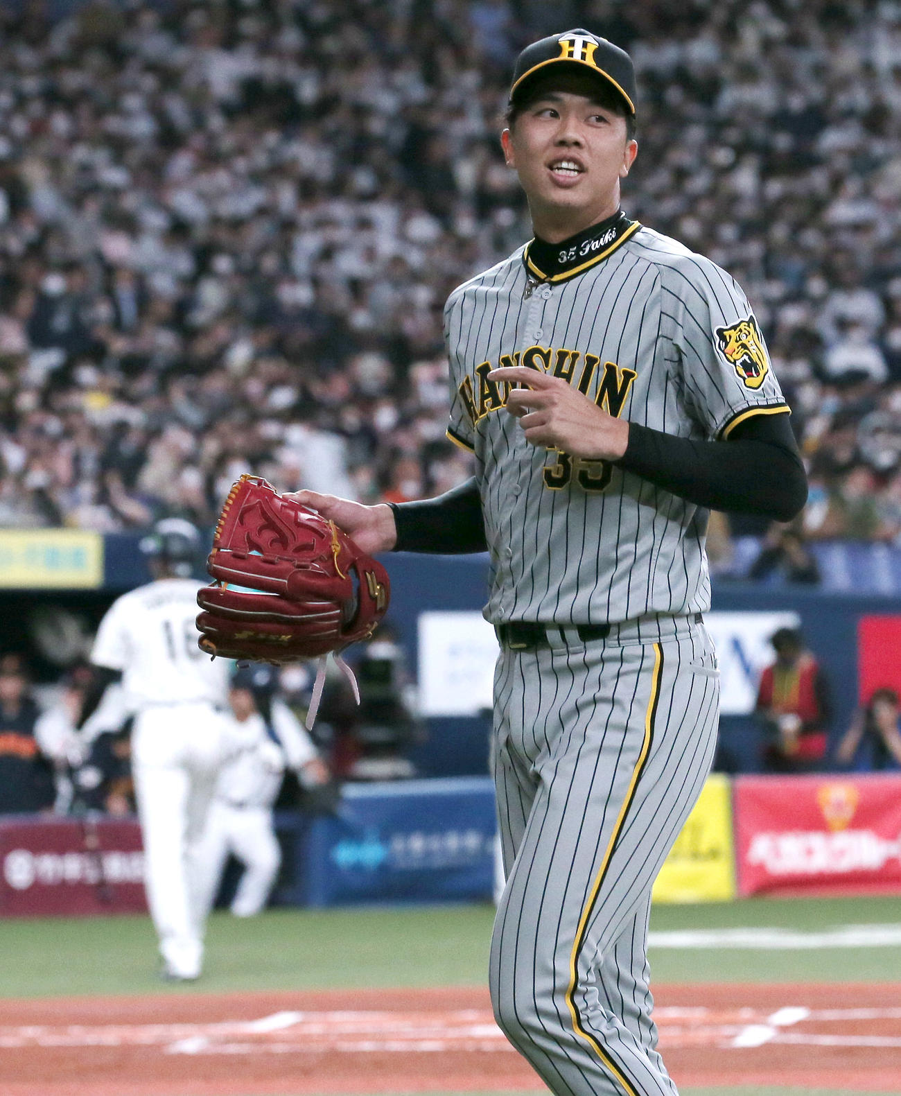 阪神対侍ジャパン　1回表侍ジャパン2死、大谷から三振を奪い笑顔でベンチへ引き揚げる才木（撮影・上山淳一）
