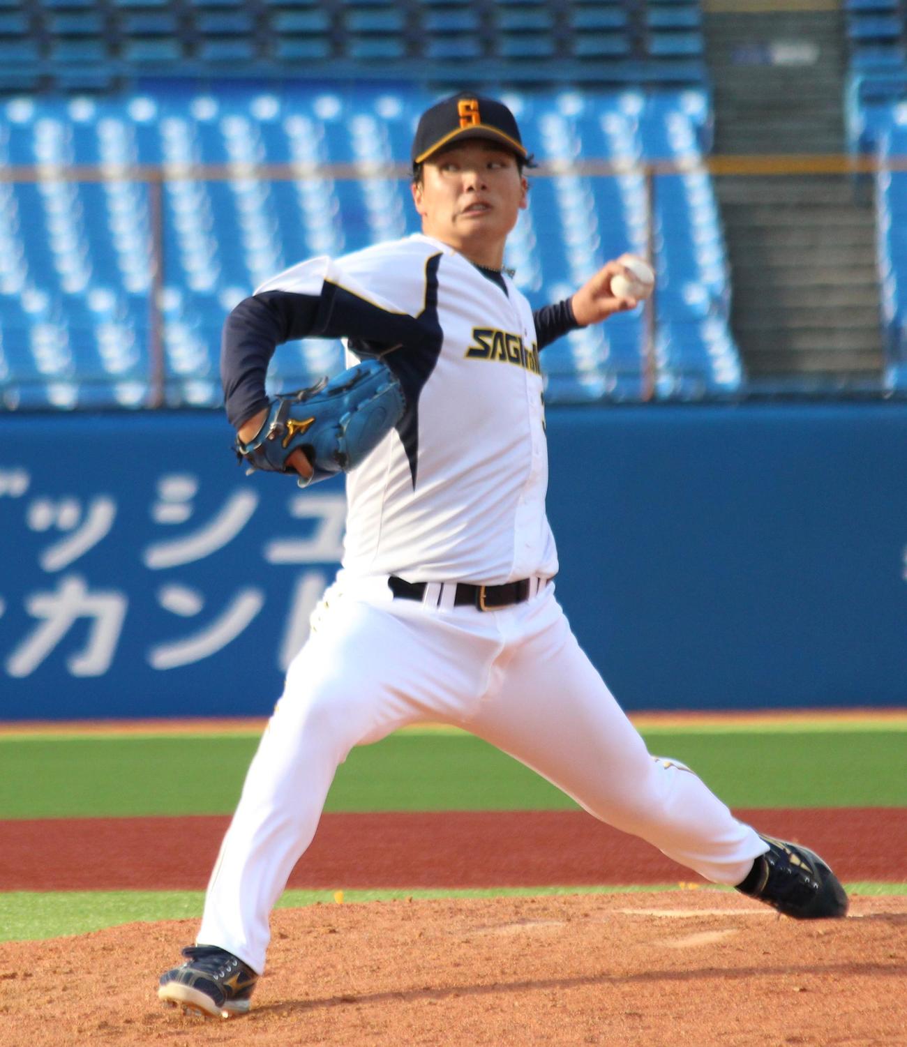 JR西日本対鷺宮製作所　先発し力投する鷺宮製作所・渡辺純（撮影・保坂恭子）
