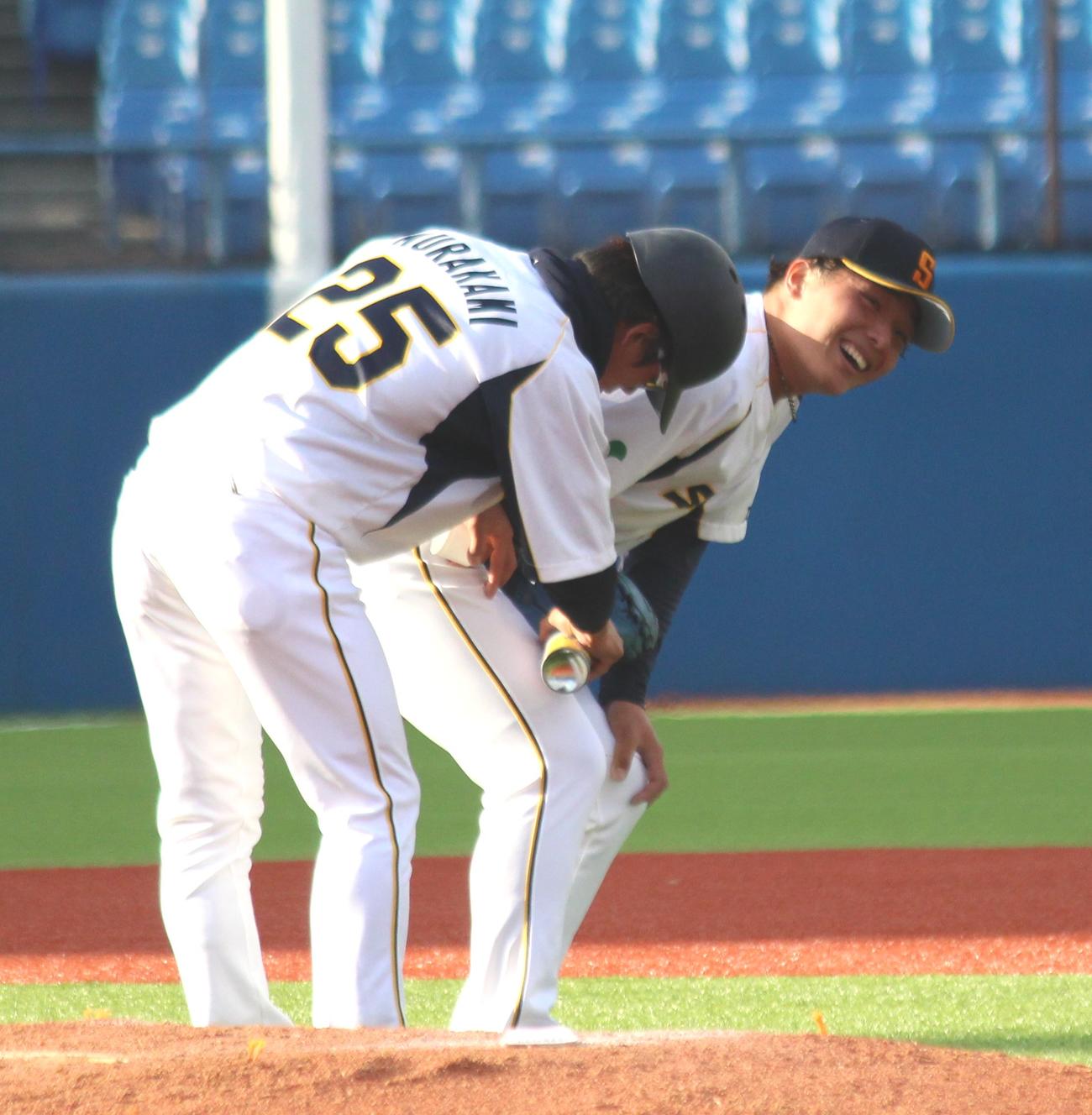 JR西日本対鷺宮製作所　5回表JR西日本、打球が右太ももを直撃し痛がる鷺宮製作所・渡辺純（右）（撮影・保坂恭子）
