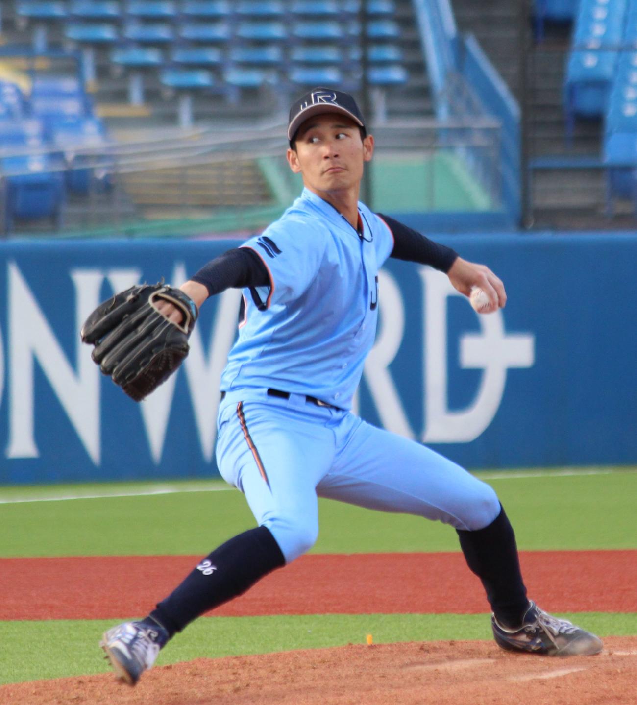 JR西日本対鷺宮製作所　先発し力投するJR西日本・花村（撮影・保坂恭子）