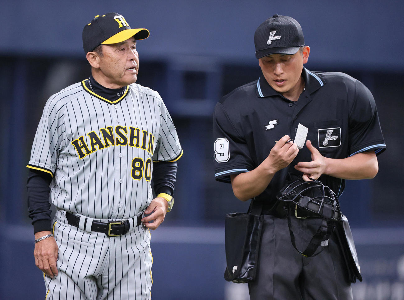 阪神対侍ジャパン　5回終了後、岡田監督（左）は球審に選手交代を告げる（撮影・上山淳一）