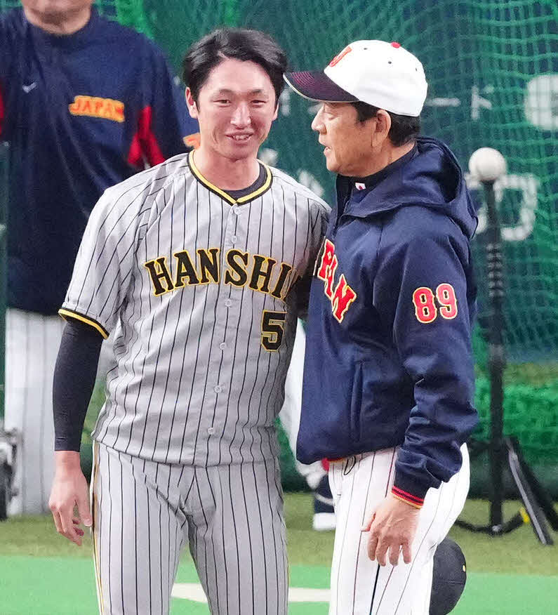侍ジャパン対阪神　試合前、阪神近本（左）と言葉を交わす栗山監督（撮影・江口和貴）