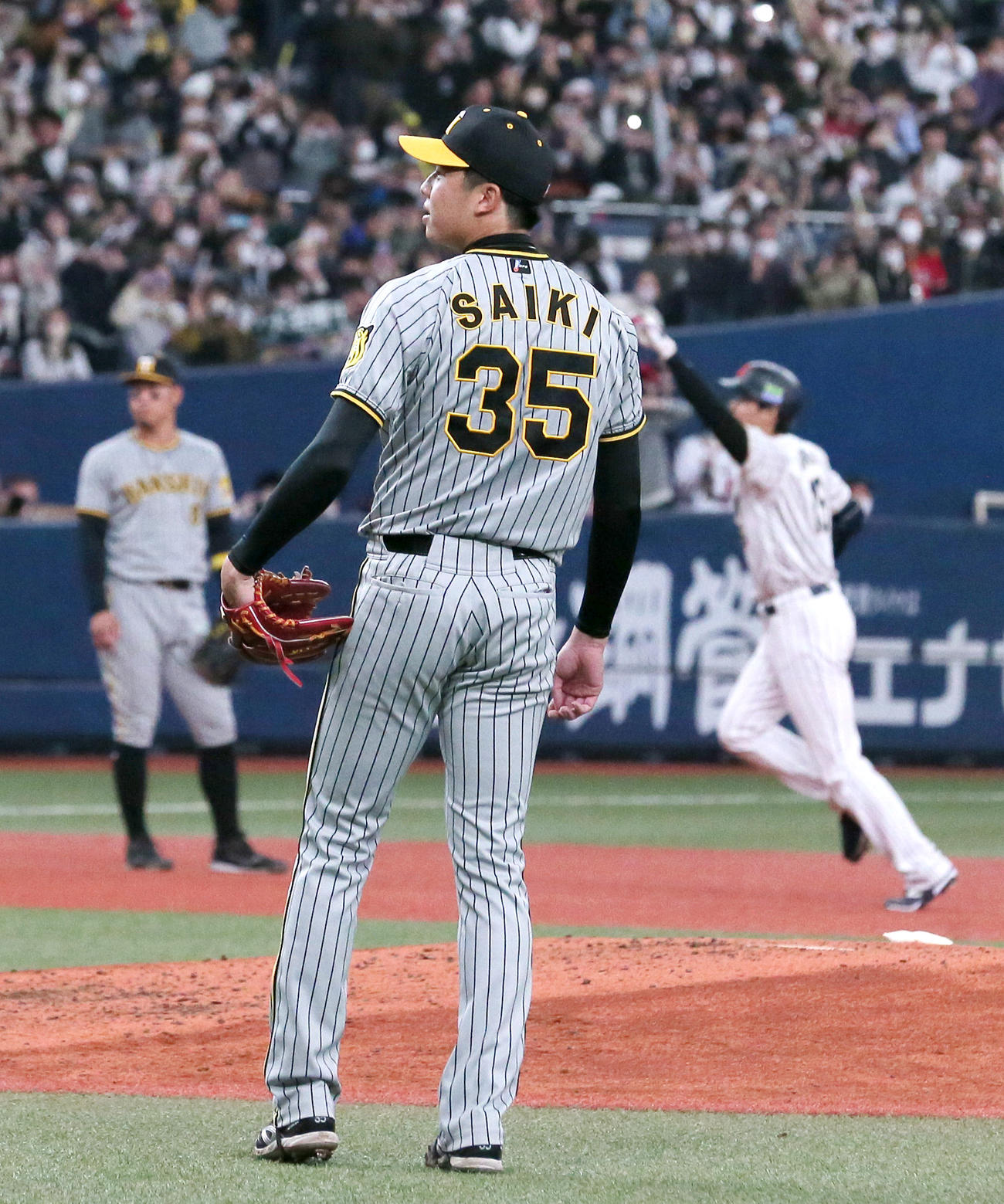 阪神対侍ジャパン　3回表侍ジャパン2死一、二塁、才木（手前）は大谷に中越え3点本塁打を浴びる（撮影・上山淳一）