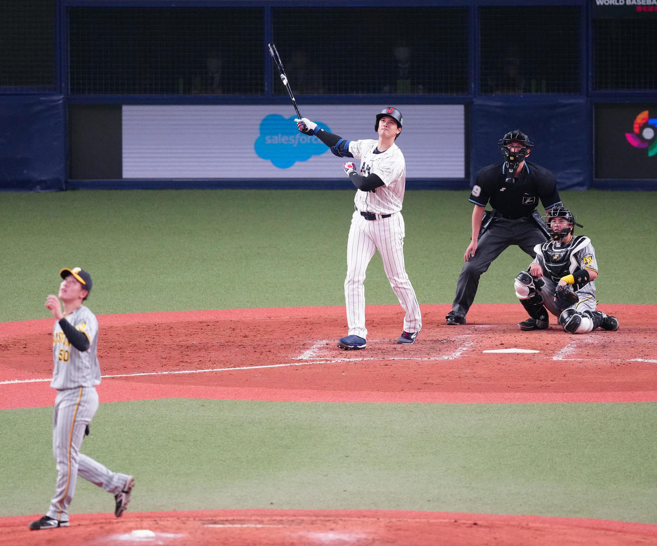 阪神対侍ジャパン　5回表侍ジャパン2死一、二塁、右中間に2打席連続となる3点本塁打を放つ大谷。投手富田（撮影・江口和貴）