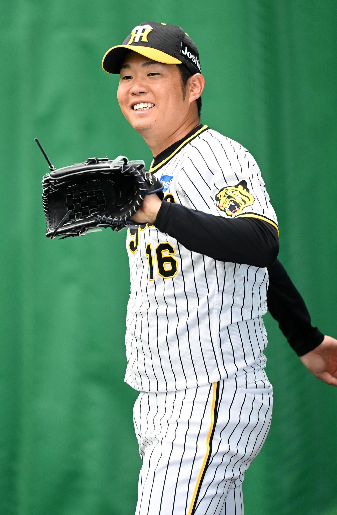 ブルペンで笑顔を見せる西勇（2023年2月24日撮影）