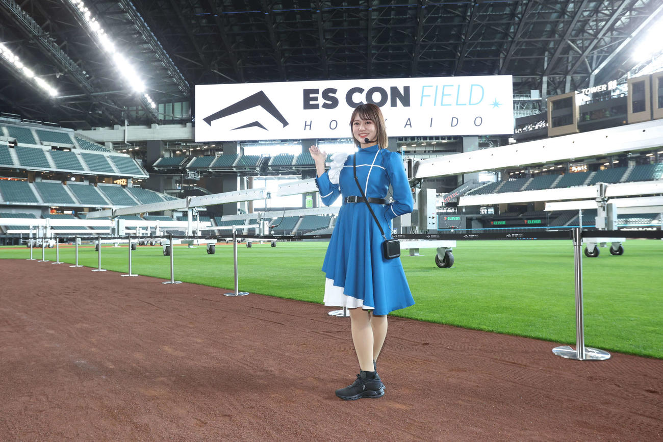 ファイターズガール日戸琴音さんがガイドを務める「スタジアムツアー」（撮影・黒川智章）