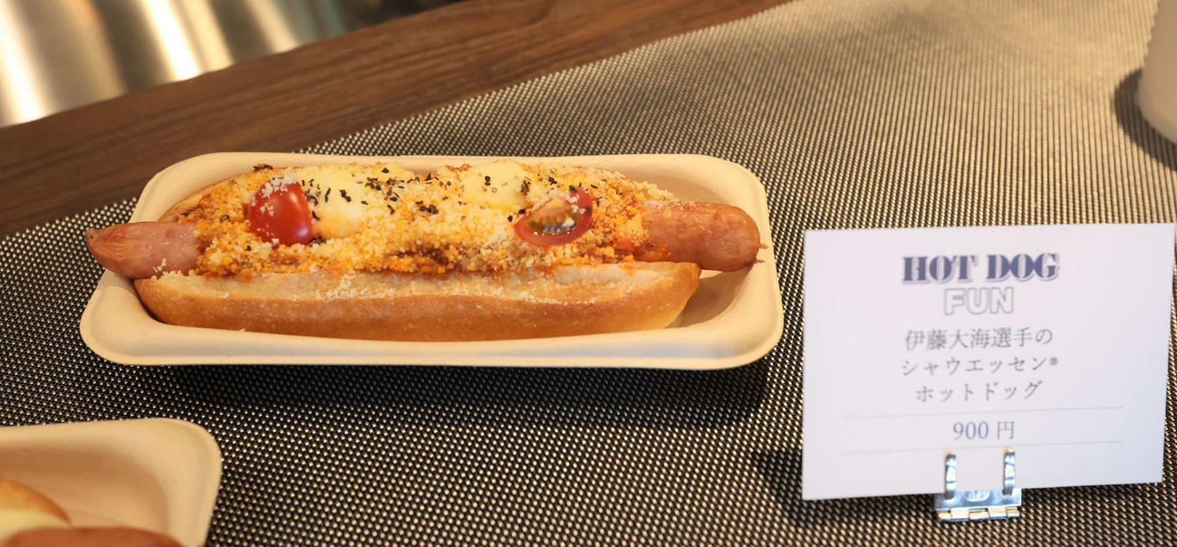 伊藤の「追いロジン」をイメージして粉チーズを多くふりかけたホットドッグ（撮影・黒川智章）