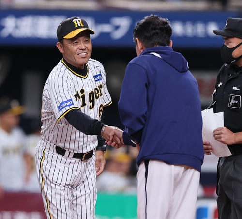 阪神対韓国　メンバー表の交換をする阪神岡田監督（左）と韓国の李監督（撮影・上山淳一）