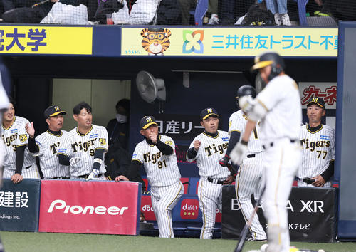 阪神対韓国　3回裏阪神2死二、三塁、岡田監督（右から4人目）は小幡の中前2点適時打で生還の坂本を出迎える（撮影・上山淳一）