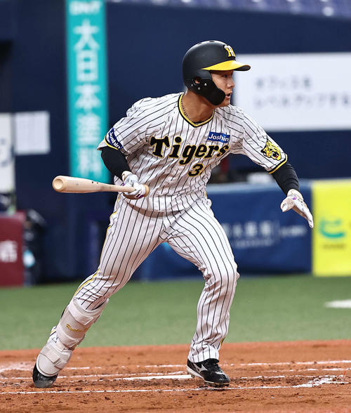 阪神対韓国　3回裏阪神2死二、三塁、小幡は中前に先制2点適時打を放つ（撮影・上田博志）