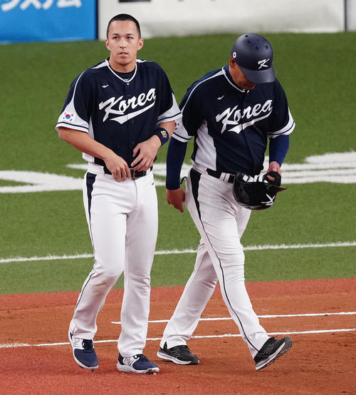 阪神対韓国代表　3回表韓国代表2死一塁、二ゴロに倒れたエドマン（左）（撮影・江口和貴）