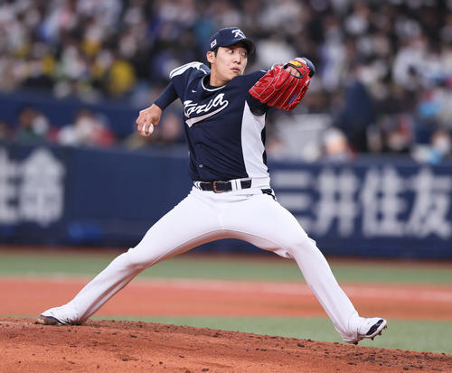 阪神対韓国　3回途中、韓国3番手で登板の元（撮影・上山淳一）