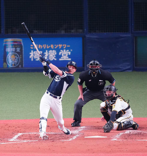 阪神対韓国代表　4回表韓国代表無死一塁、右前打を放つ李政厚（撮影・江口和貴）