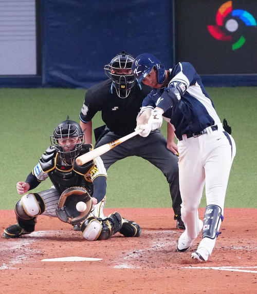 阪神対韓国代表　5回表韓国代表無死満塁、金河成の併殺の間に1点上げ、勝ち越す（撮影・江口和貴）