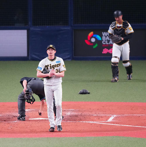 阪神対韓国代表　5回表韓国代表2死三塁、打者李政厚の時、暴投で失点した二保。捕手坂本（撮影・江口和貴）
