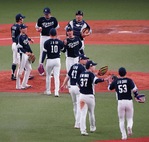 阪神対韓国代表　阪神に勝利した韓国代表の選手たち（撮影・江口和貴）