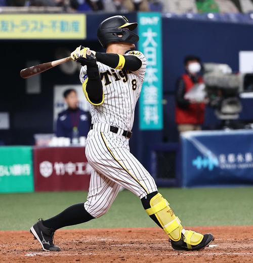 阪神対韓国　8回裏阪神無死、佐藤輝は中越え本塁打を放つ（撮影・上田博志）