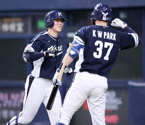 阪神対韓国　8回表韓国無死、金慧成（左）は右越え本塁打を放ち笑顔を見せる（撮影・上山淳一）