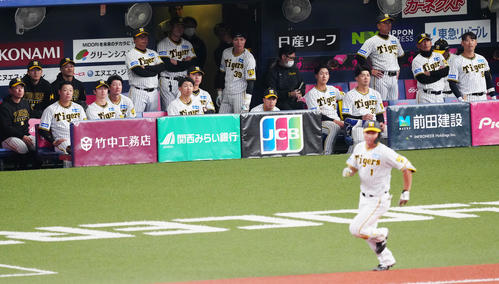 阪神対韓国代表　9回裏阪神2死、森下（手前）が中飛に倒れ、試合終了となり、ベンチで厳しい表情を見せる選手たち（撮影・江口和貴）