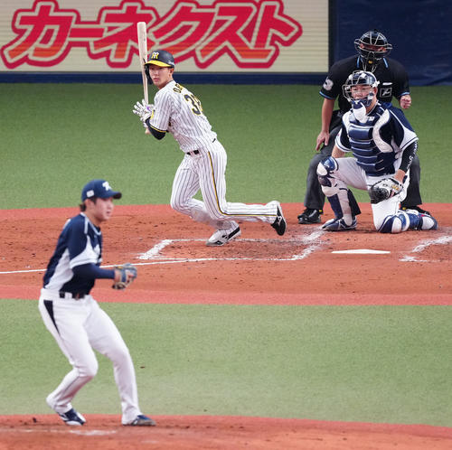 阪神対韓国代表　3回裏阪神2死二、三塁、中前に先制2点適時打を放つ小幡。投手具昌模（撮影・江口和貴）