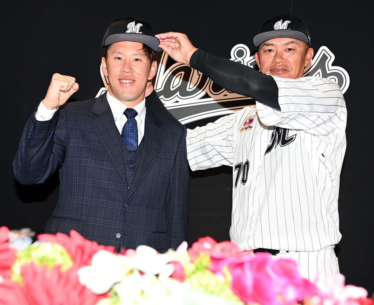 日本ハムから移籍したロッテ西村は、福浦監督代行と記念撮影に納まる（撮影・たえ見朱実）