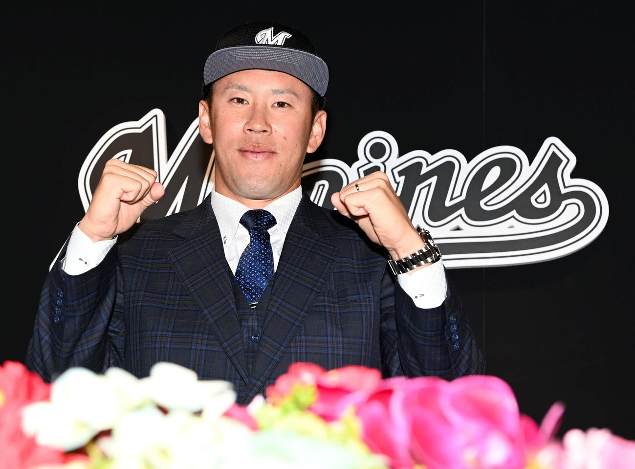 日本ハムから移籍し会見で笑顔でポーズを決めるロッテ西村（撮影・たえ見朱実）