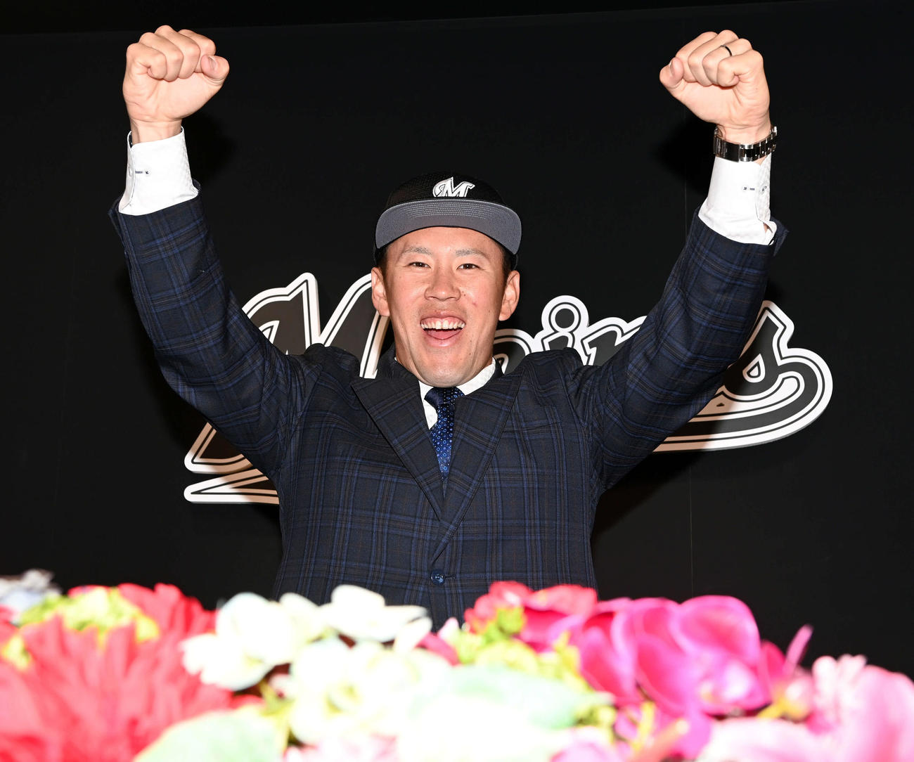 日本ハムから移籍し会見で笑顔でポーズを決めるロッテ西村（撮影・たえ見朱実）