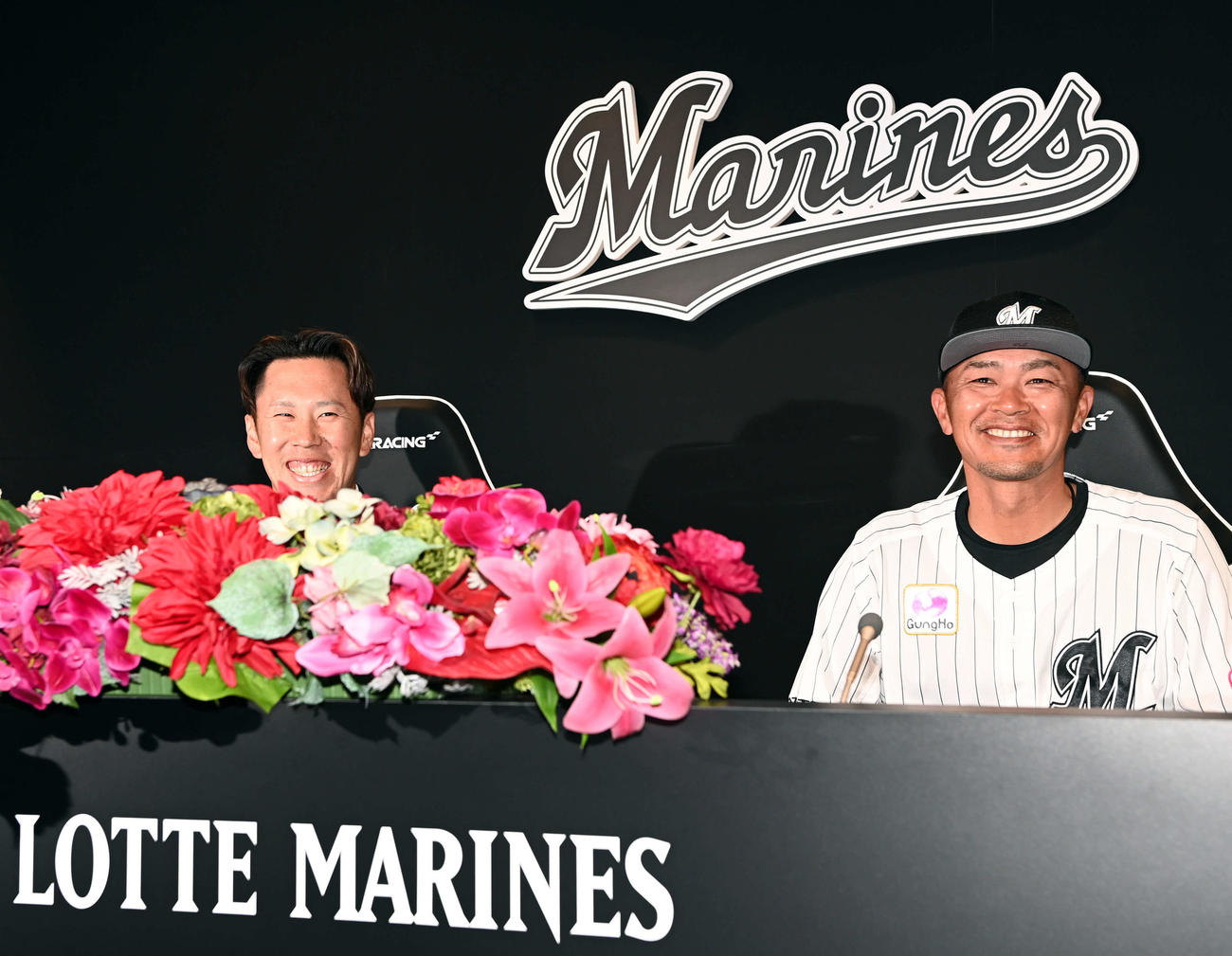 日本ハムから移籍し会見に臨んだロッテ西村（左）と福浦監督代行（撮影・たえ見朱実）