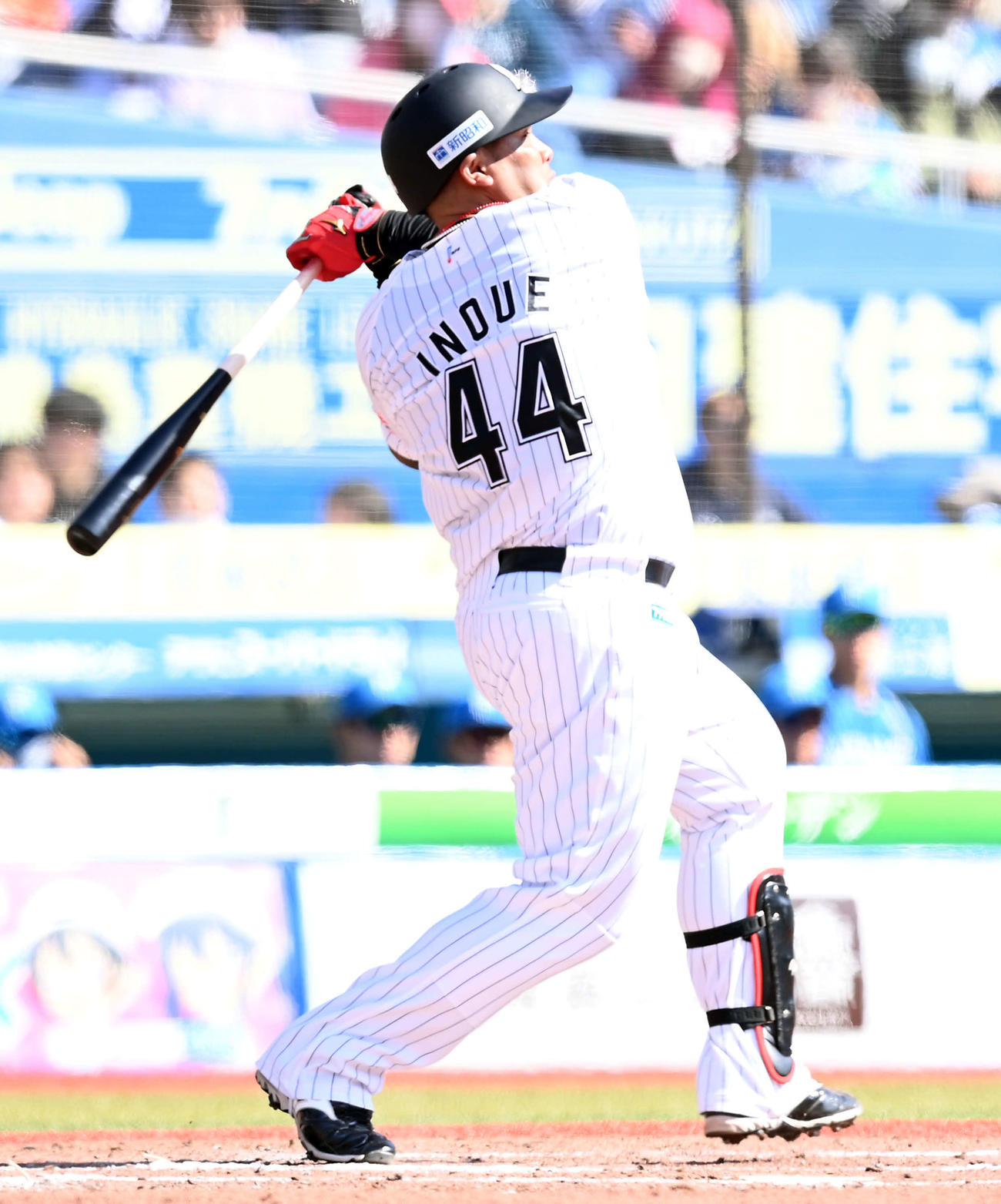 ロッテ対日本ハム　2回裏ロッテ無死二、三塁、右犠飛を放つ井上（撮影・たえ見朱実）