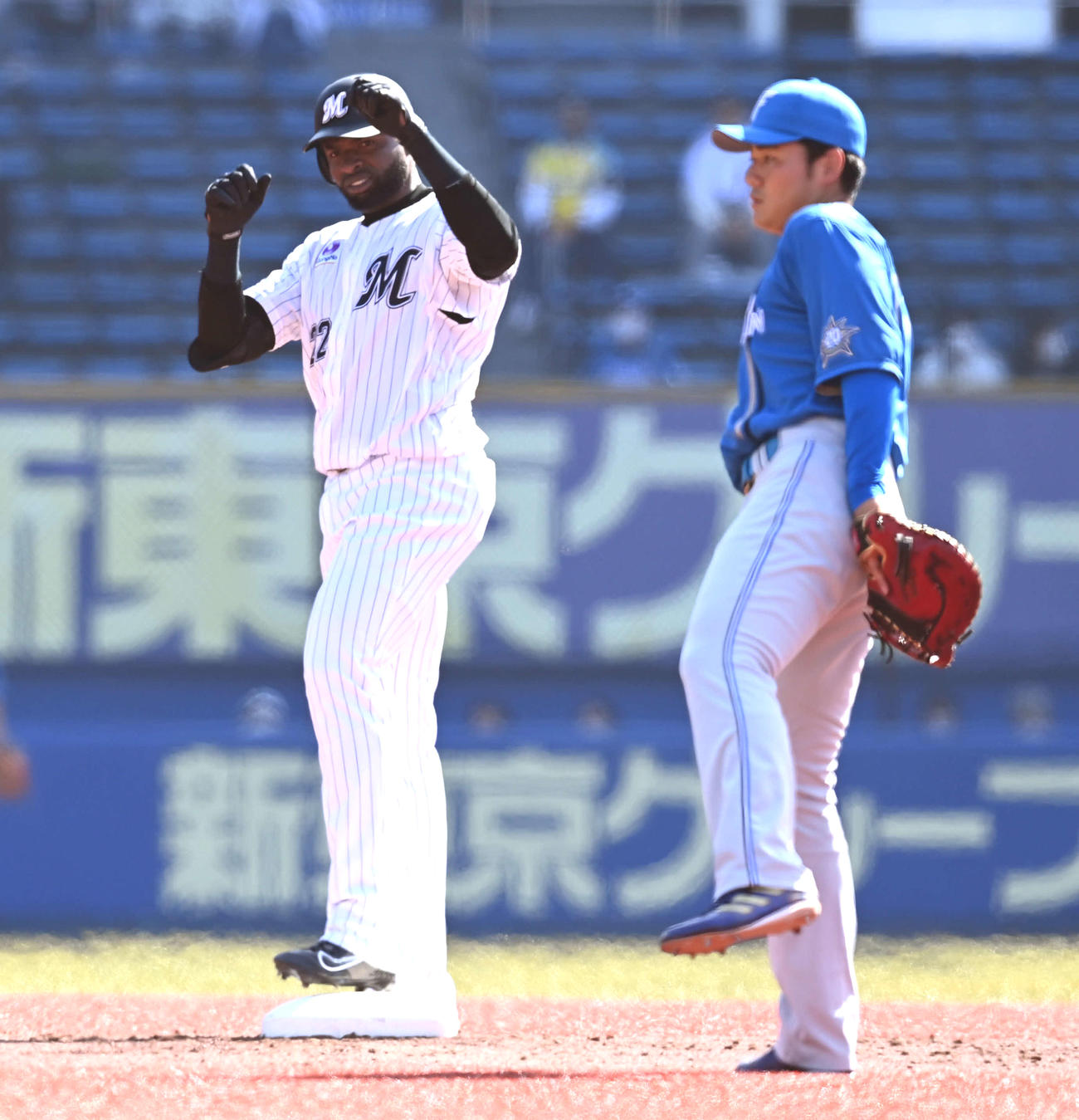 ロッテ対日本ハム　2回裏ロッテ無死一塁、左二塁打を放ったポランコ（左）（撮影・たえ見朱実）