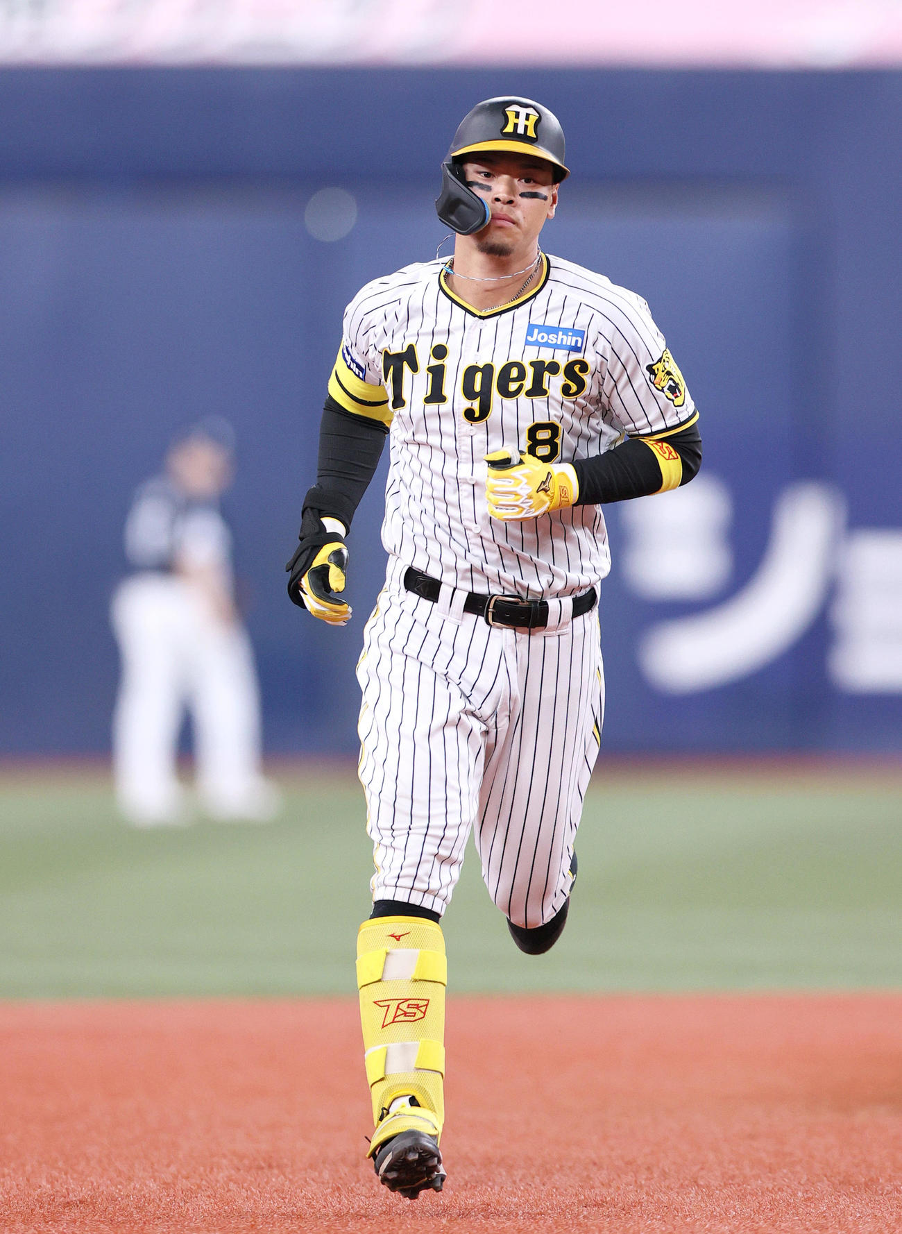 阪神対韓国　8回裏阪神無死、佐藤輝は中越え本塁打を放ちダイヤモンドを1周する（撮影・上山淳一）