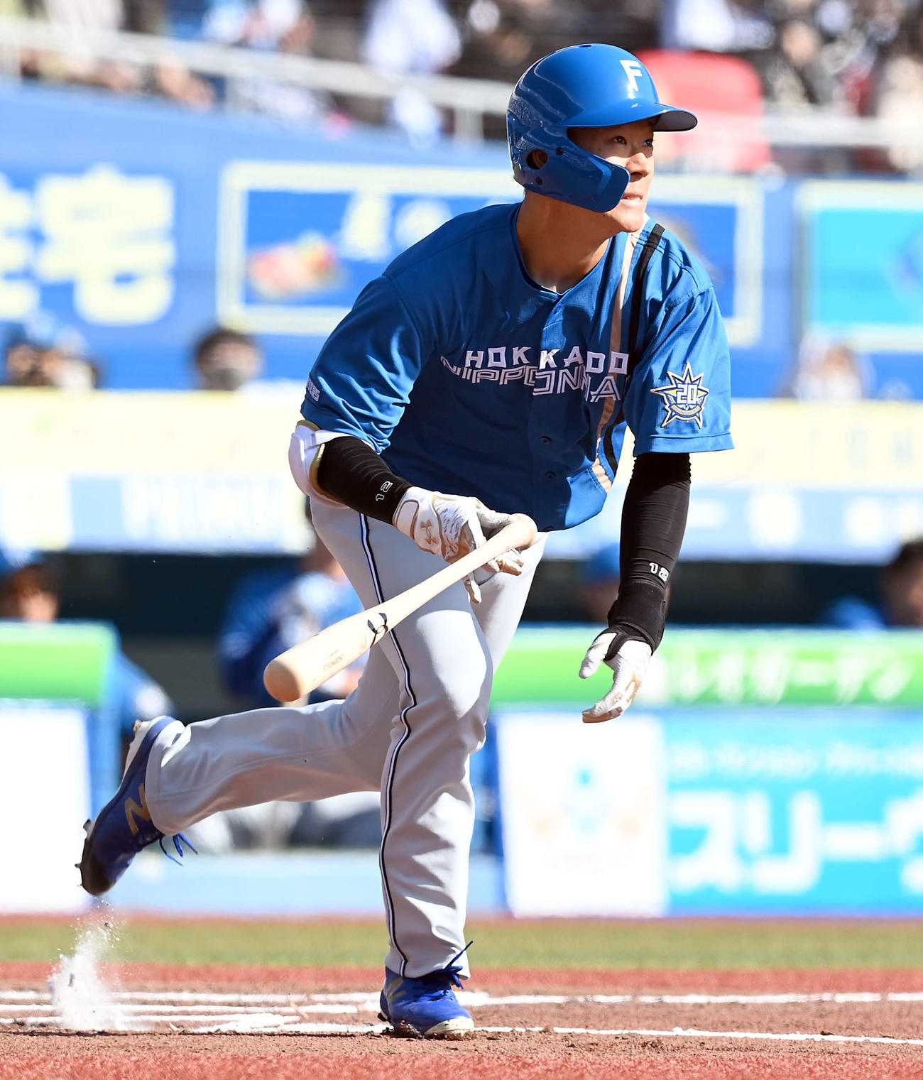 ロッテ対日本ハム　6回表日本ハム1死、二塁打を放ち打球の行方を見る矢沢（撮影・たえ見朱実）