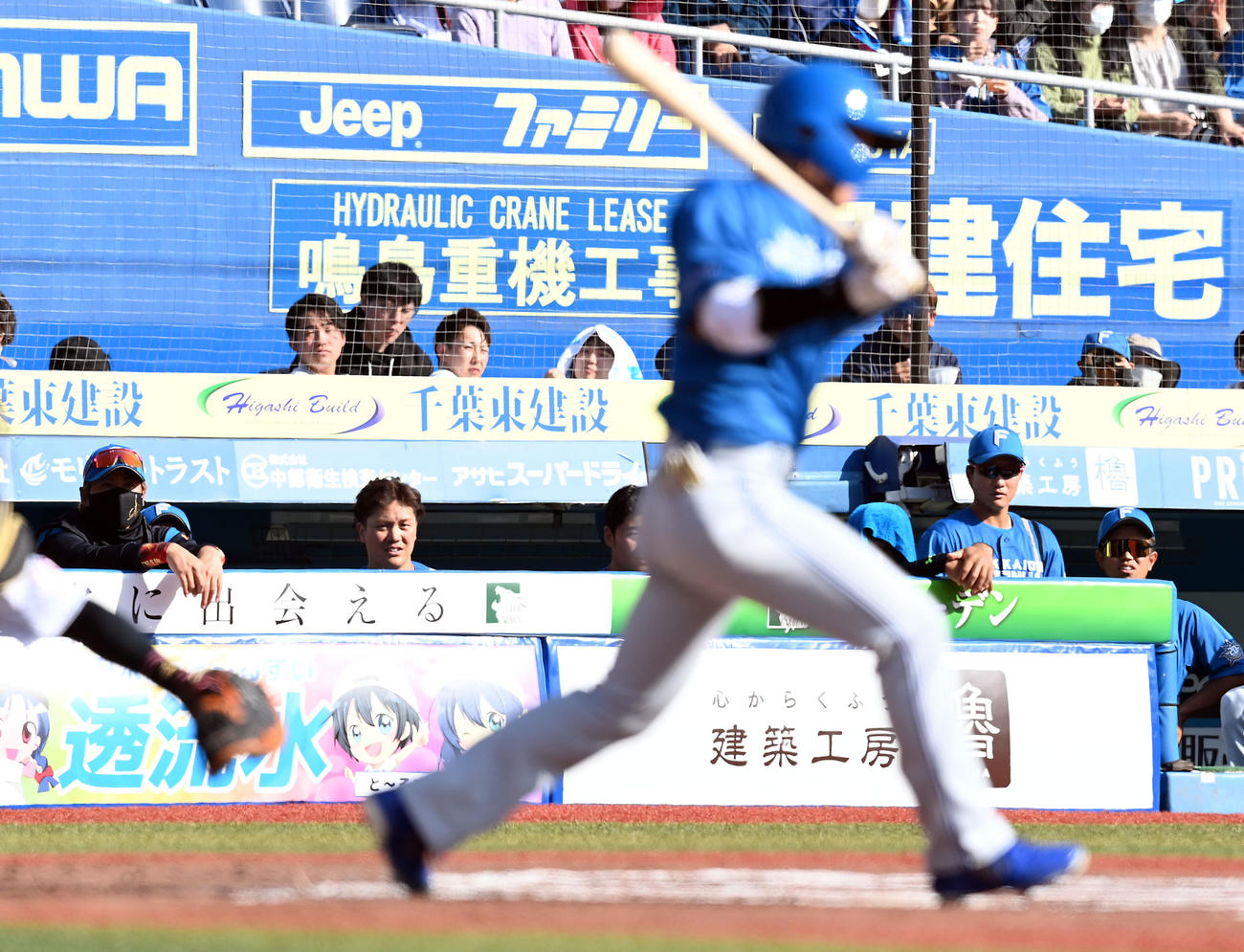 ロッテ対日本ハム　6回表日本ハム1死、チーム初安打の矢沢を見る新庄監督（撮影・たえ見朱実）