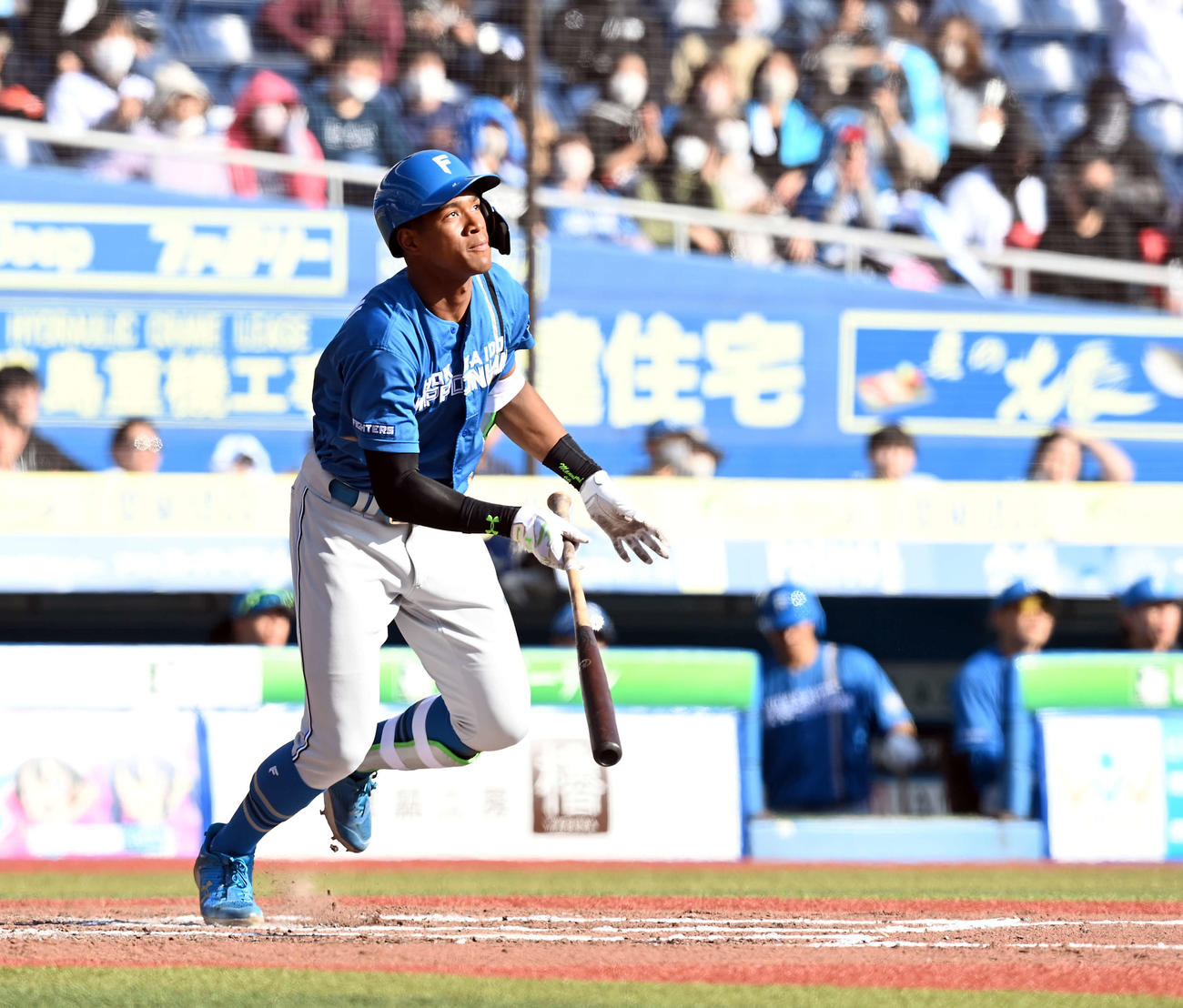 ロッテ対日本ハム　7回表日本ハム1死、右越えにソロ本塁打を放つ万波（撮影・たえ見朱実）