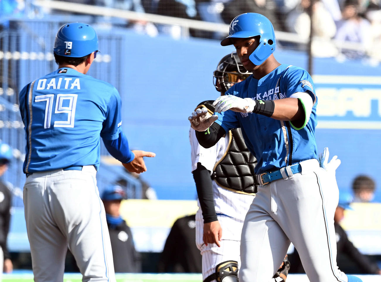 ロッテ対日本ハム　7回表日本ハム1死、右越えにソロ本塁打を放った万波（撮影・たえ見朱実）