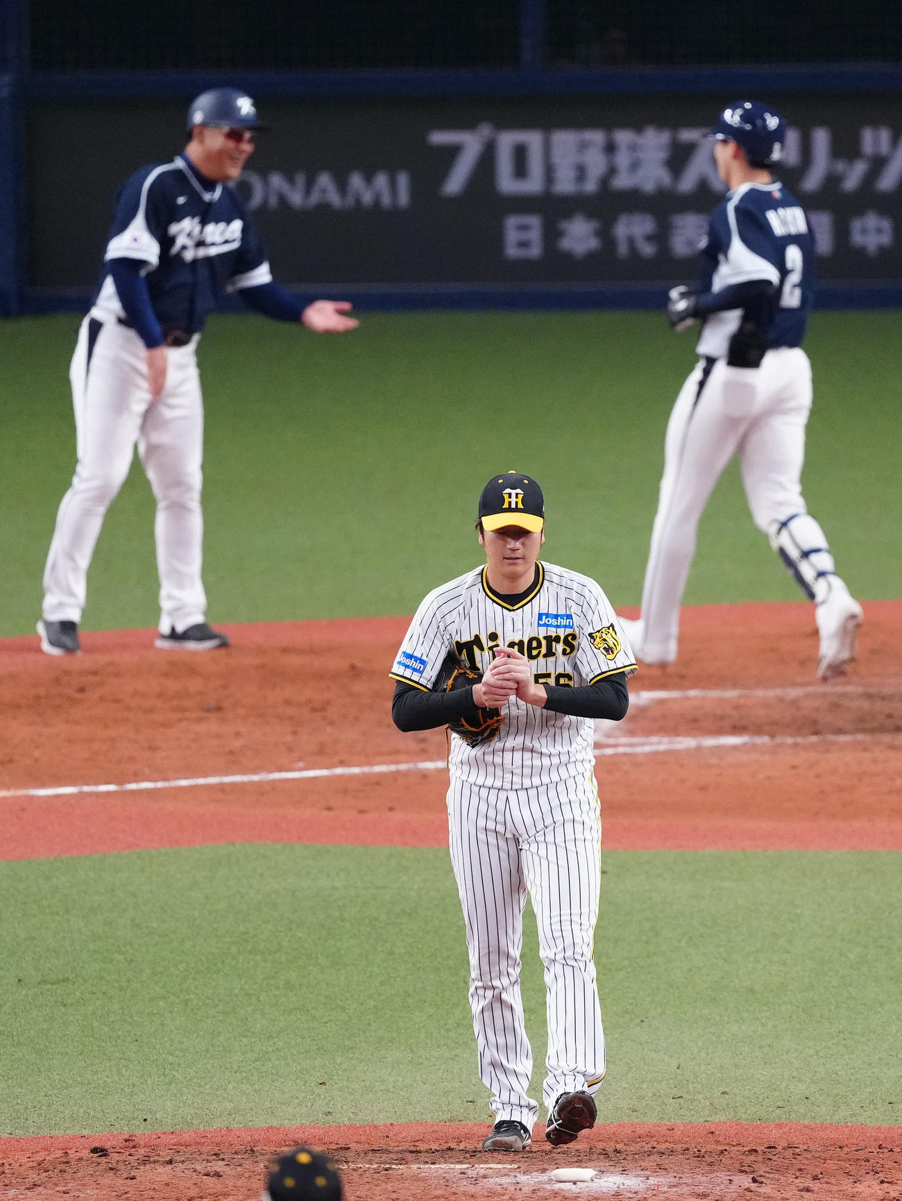 阪神対韓国代表　8回表韓国代表無死、金慧成（後方右）にソロ本塁打を浴びた小林（撮影・江口和貴）