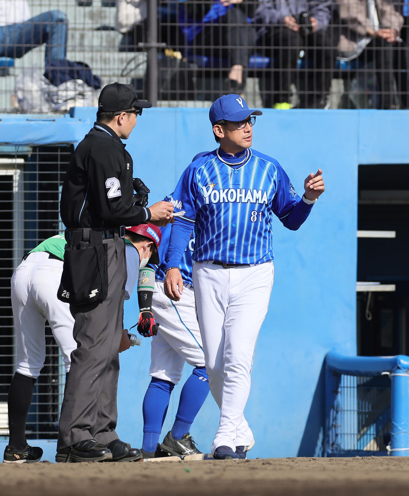 楽天対DeNA　選手交代を告げるDeNA三浦監督（撮影・足立雅史）