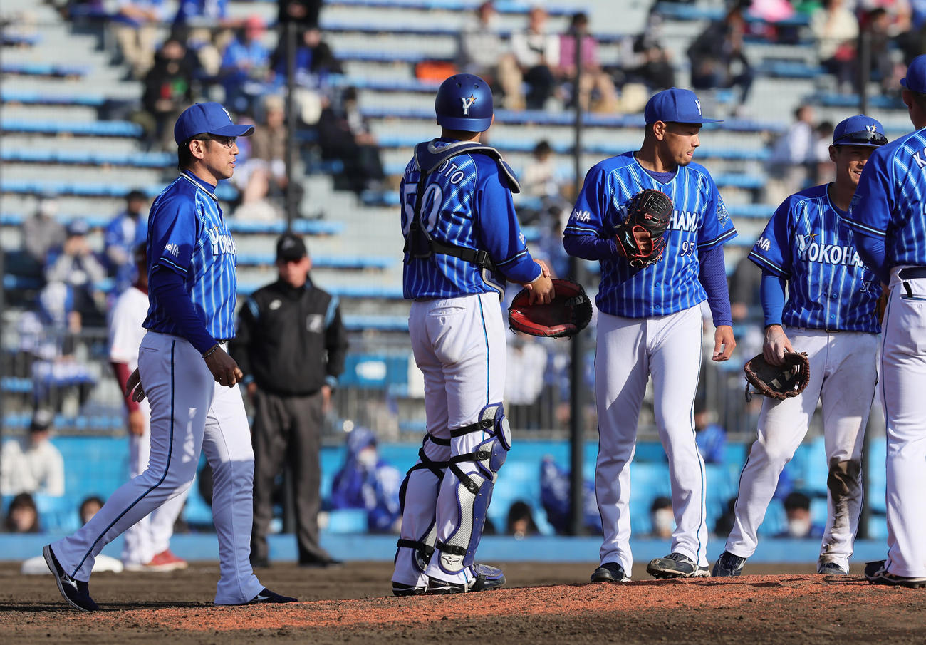 楽天対DeNA 6回、投手交代を告げたDeNA三浦監督（左端）はマウンドへと向かい選手に声をかける（撮影・足立雅史）