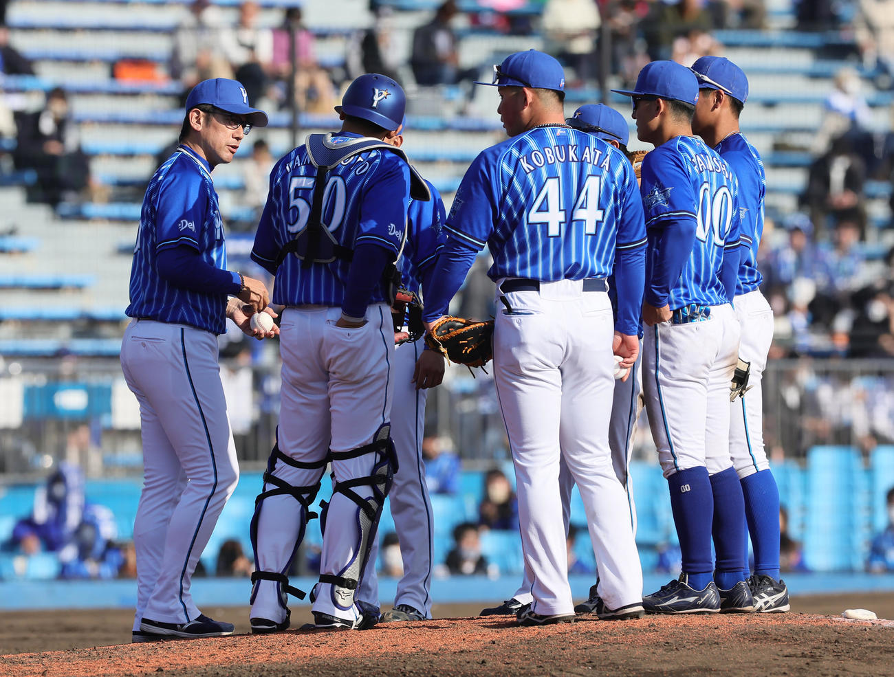 楽天対DeNA 6回、投手交代を告げたDeNA三浦監督（左端）はマウンドへと向かい選手に声をかける（撮影・足立雅史）