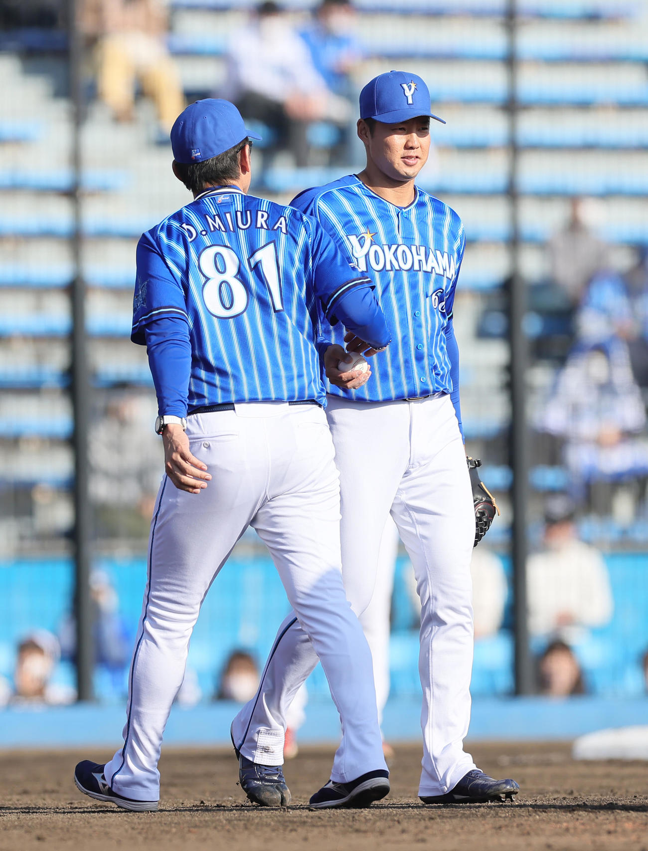 楽天対DeNA 6回、投手交代を告げたDeNA三浦監督（左）はマウンドへと向かう森原にボールを渡す（撮影・足立雅史）