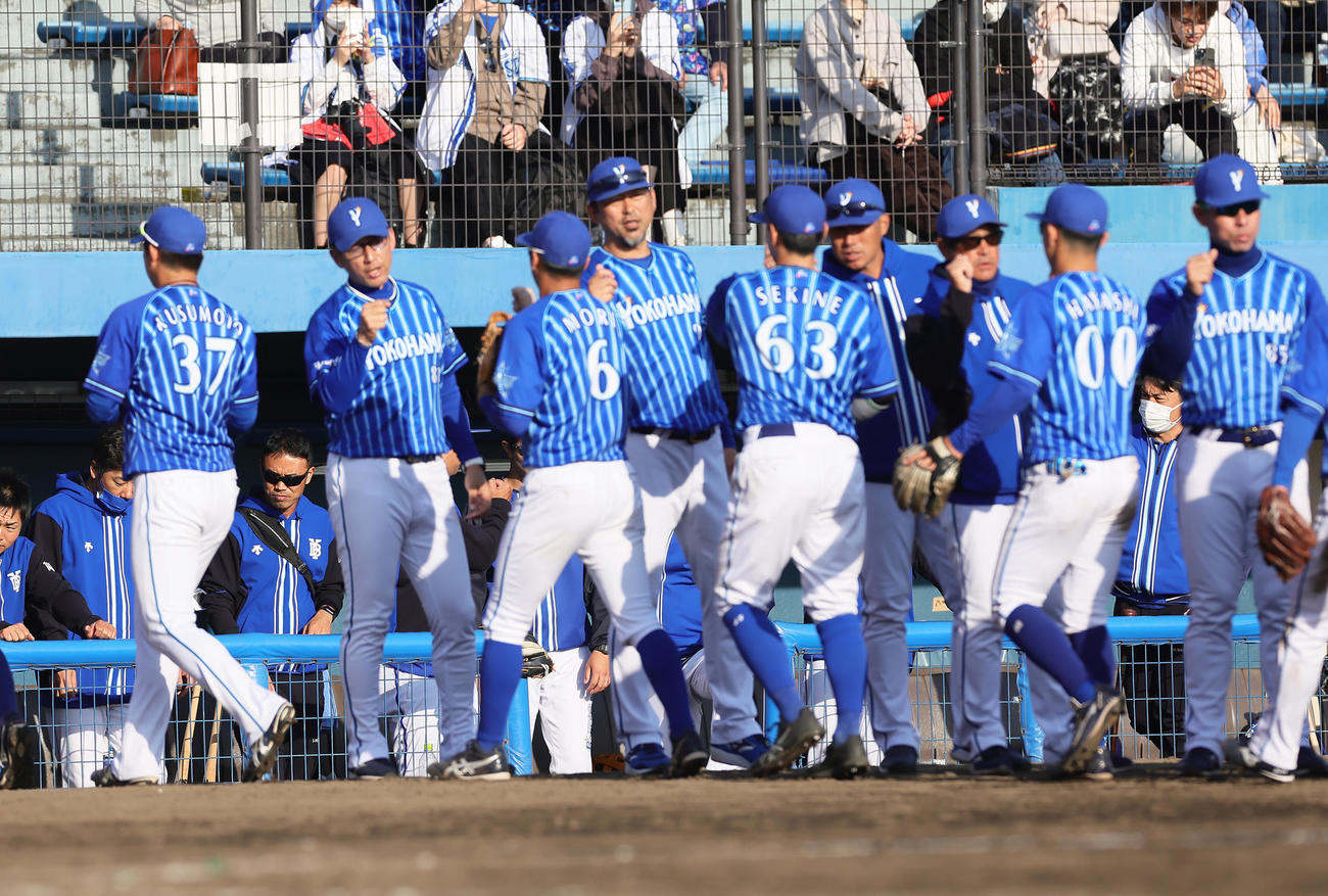 楽天対DeNA　勝利しタッチでナインらを迎えるDeNA三浦監督（左から2人目）（撮影・足立雅史）