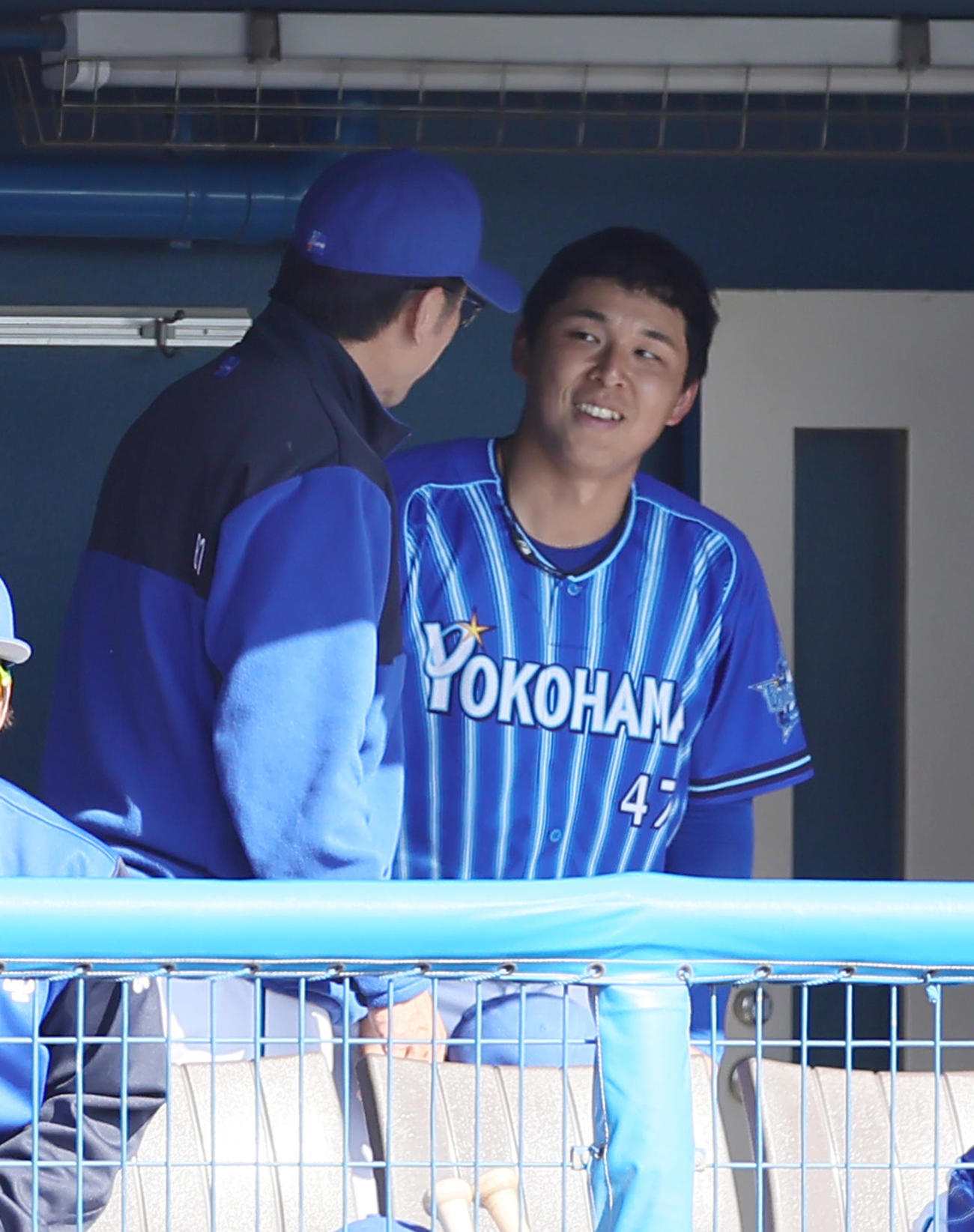 楽天対DeNA 5回を無失点で終えたDeNA先発の笠原（右）は三浦監督から声をかけられ笑顔を見せる（撮影・足立雅史）