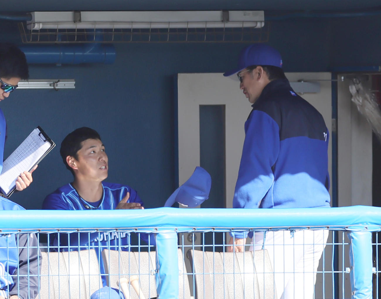 楽天対DeNA 5回を無失点で終えたDeNA先発の笠原（左）は三浦監督から声をかけられる（撮影・足立雅史）