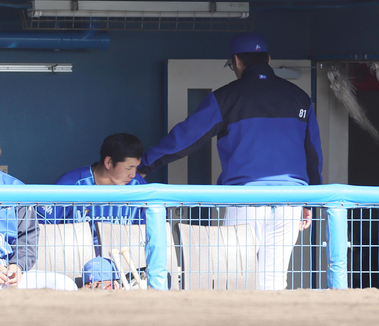 楽天対DeNA 5回を無失点で終えたDeNA先発の笠原（左）は三浦監督からねぎらわれる（撮影・足立雅史）