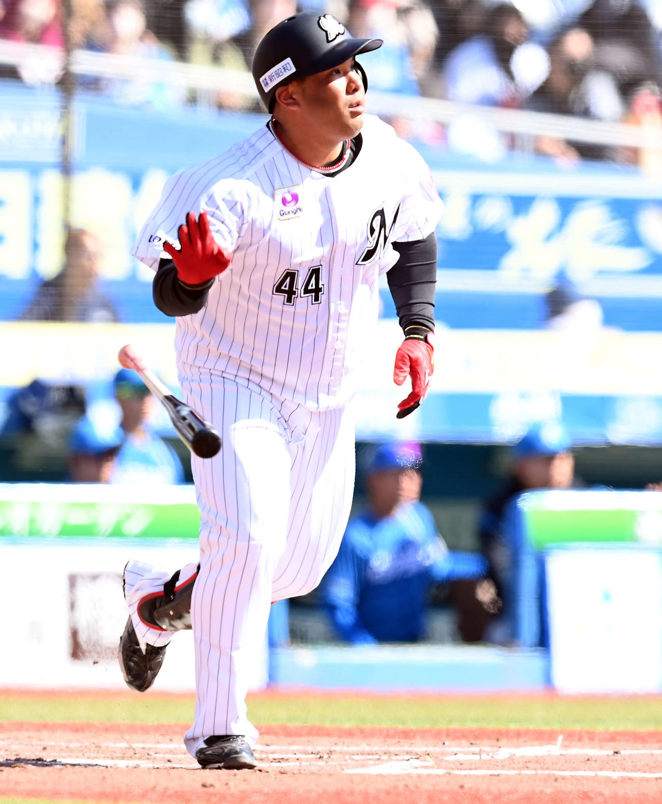 ロッテ対日本ハム　2回裏ロッテ無死二、三塁、右犠飛を放った井上（撮影・たえ見朱実）