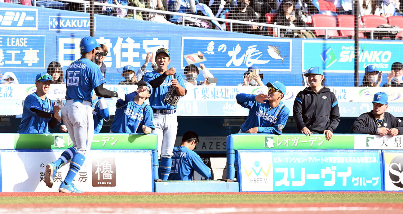 ロッテ対日本ハム　7回表日本ハム1死、右越えにソロ本塁打を放った万波を迎えるナイン（撮影・たえ見朱実）