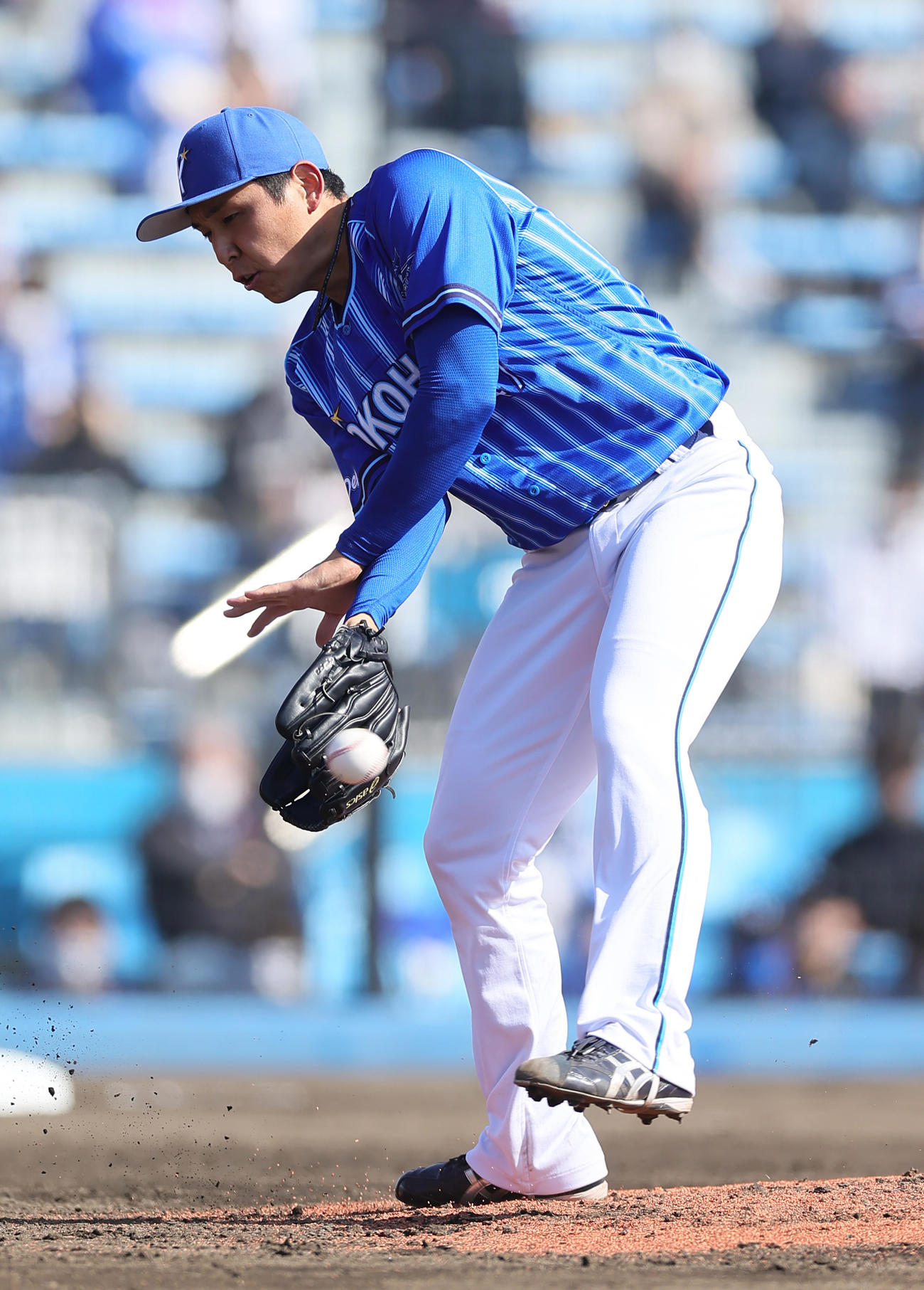 楽天対DeNA 4回裏楽天2死、山崎の打球を捕球しそこねる笠原（撮影・足立雅史）