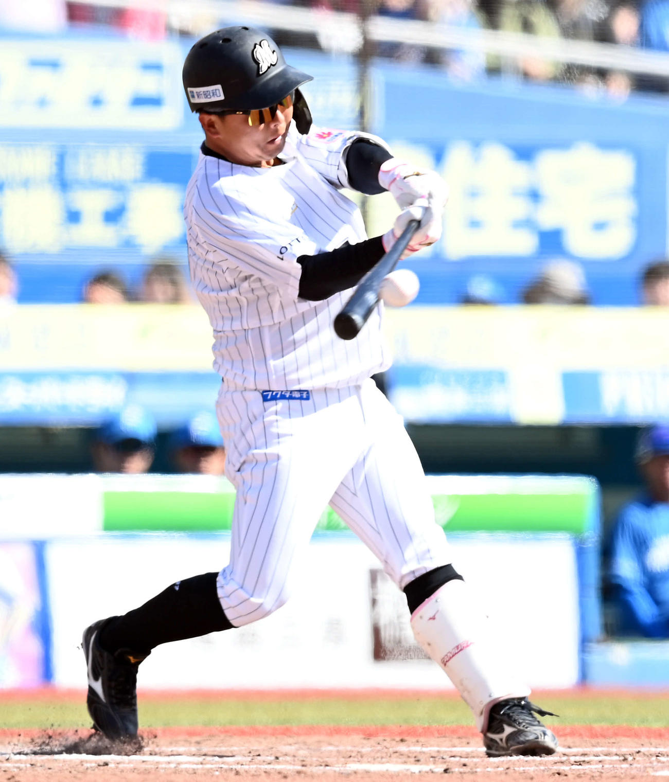 ロッテ対日本ハム　2回裏ロッテ2死三塁、右前適時打を放つ田村（撮影・たえ見朱実）