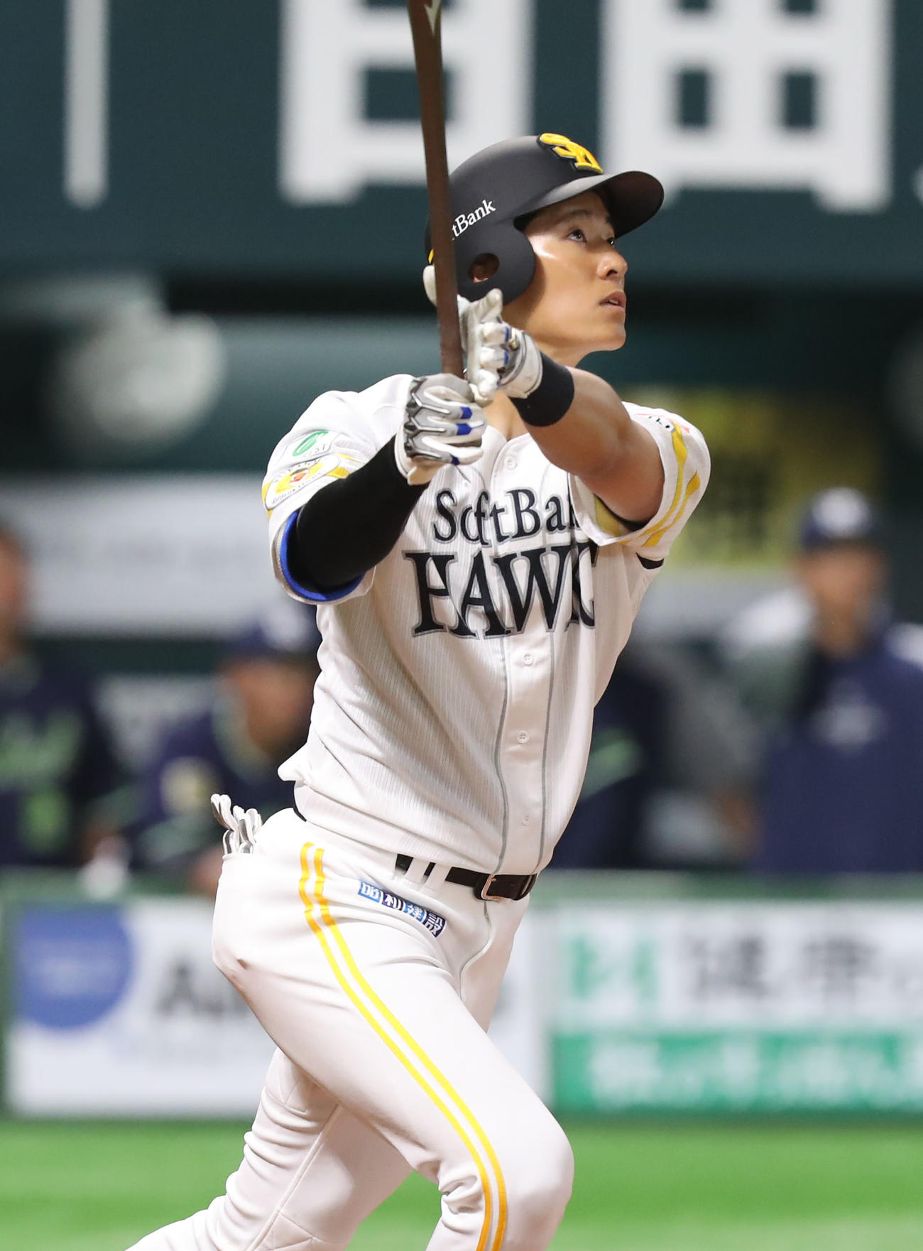 ソフトバンク対ヤクルト　3回裏ソフトバンク2死、上林は右越え本塁打を放つ（撮影・屋方直哉）