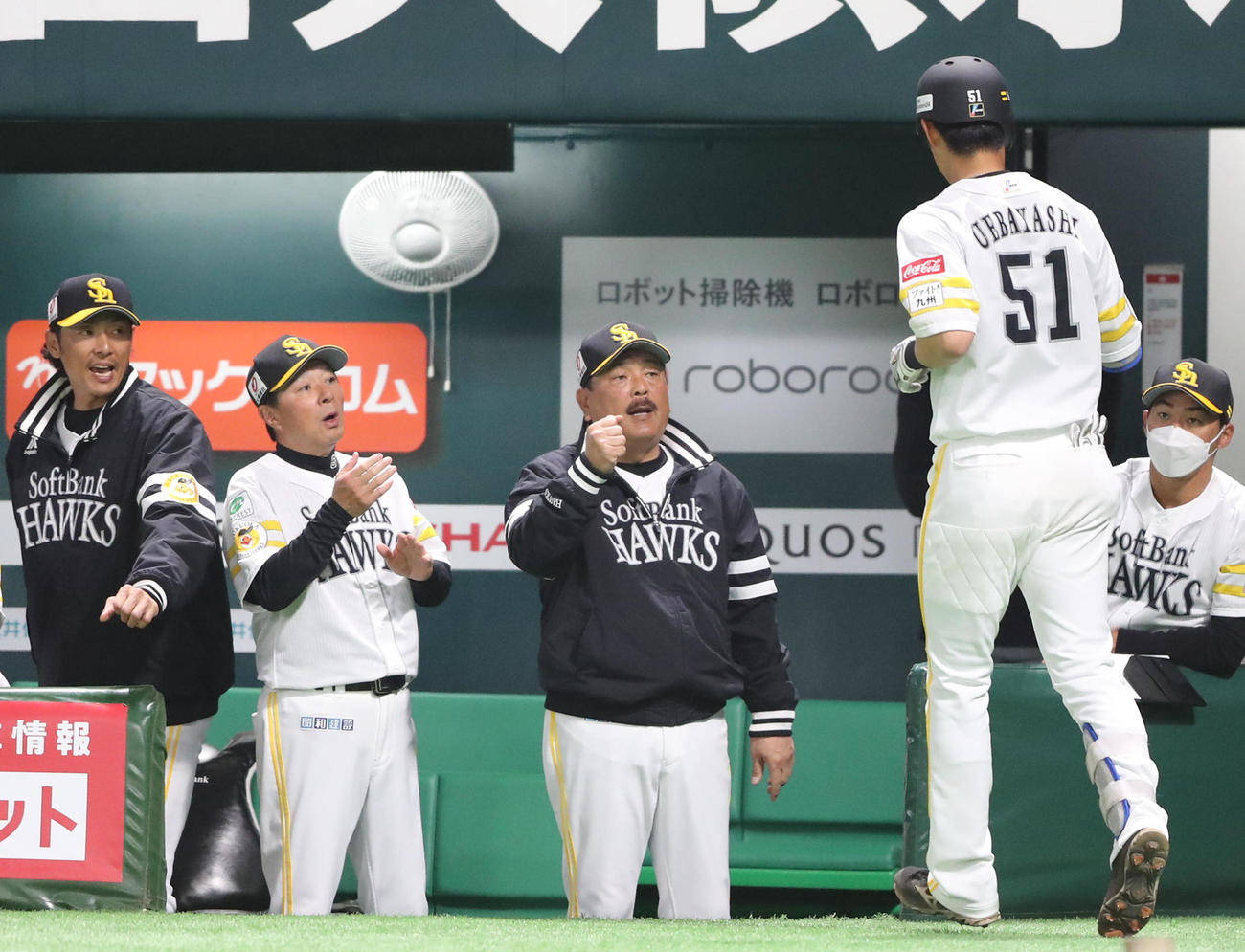ソフトバンク対ヤクルト　3回裏ソフトバンク2死、上林は右越えに先制本塁打を放ち藤本監督に迎えられる（撮影・梅根麻紀）